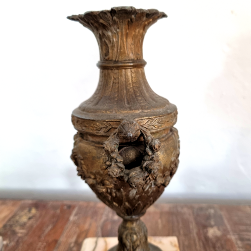 Bronce Vasen auf Marmor Sockel Antik